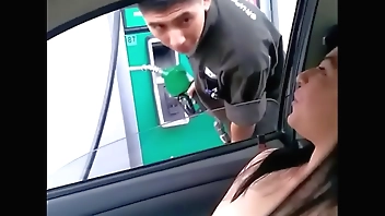 Cargando gasolina la puta de Alexxxa Milf con las tetas de fuera